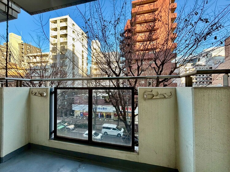 バルコニー 朝の澄んだ空気や、夕方に吹く清々しい風を感じられるバルコニー。