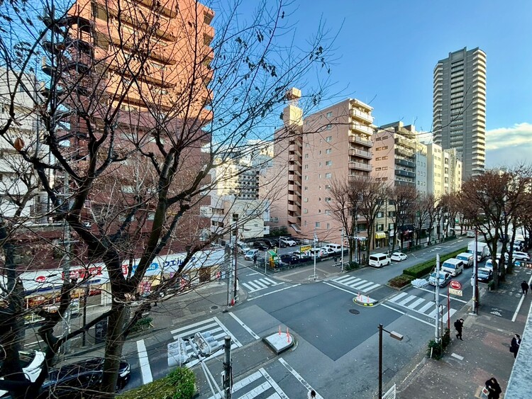 バルコニー 眺望や窓からの景色が良いと、家で過ごす時間も快適です。