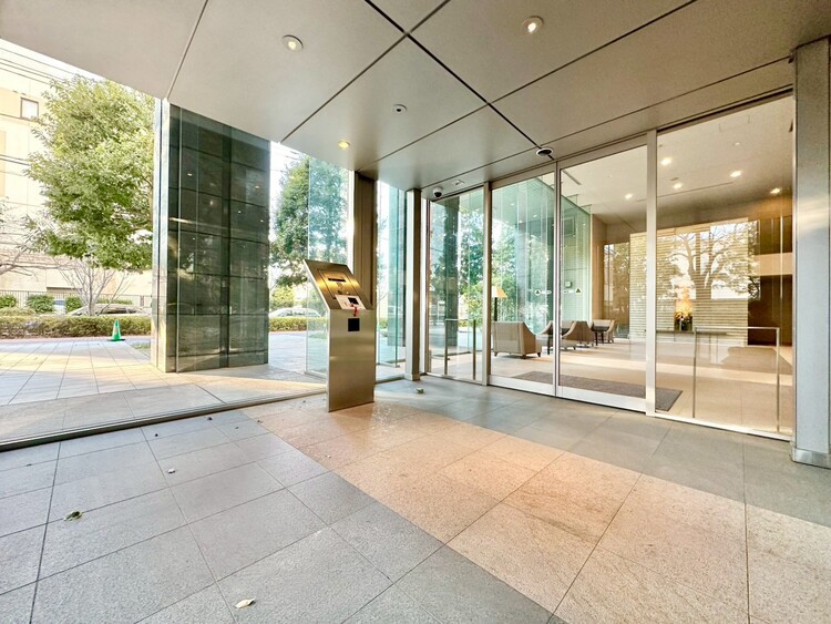 エントランス 綺麗に整備されており、行き届いた管理体制をうかがわせます。