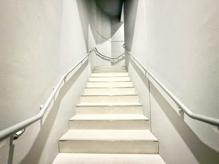 設備 共用部の階段です。明るく清潔に管理されています。