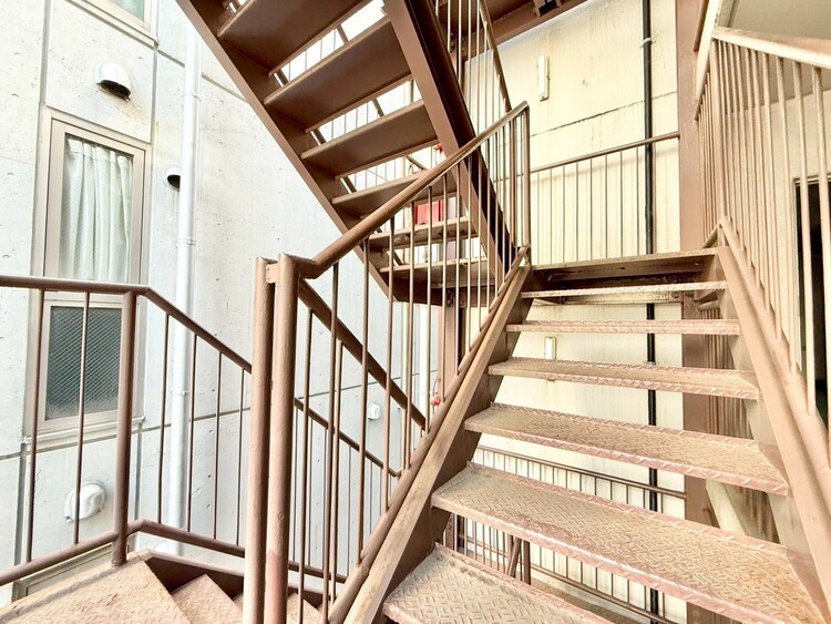 設備 共用部の階段です。明るく清潔に管理されています。