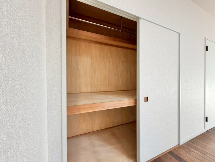 収納 家電やスーツケース、ストック品など何でも片付く嬉しい空間です。