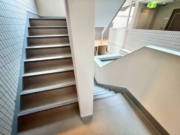 設備 共用部の階段です。明るく清潔に管理されています。