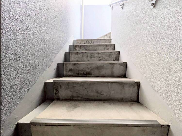 設備 共用部の階段です。明るく清潔に管理されています。