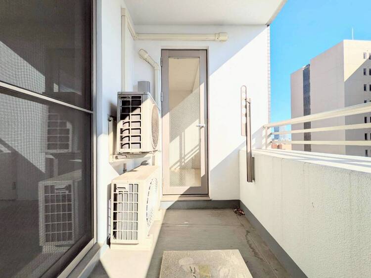 バルコニー 朝の澄んだ空気や、夕方に吹く清々しい風を感じられるバルコニー。