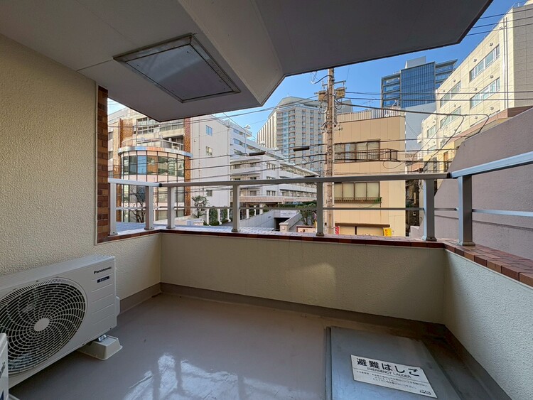 バルコニー 朝の澄んだ空気や、夕方に吹く清々しい風を感じられるバルコニー。