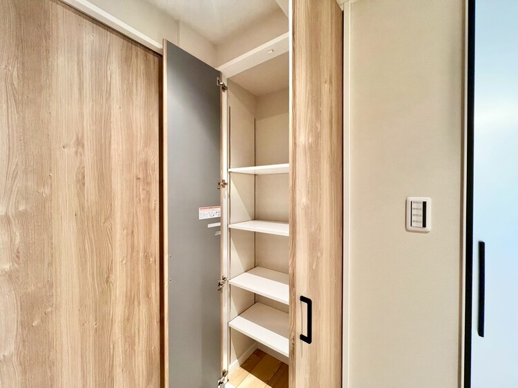 収納 家電やスーツケース、ストック品など何でも片付く嬉しい空間です。