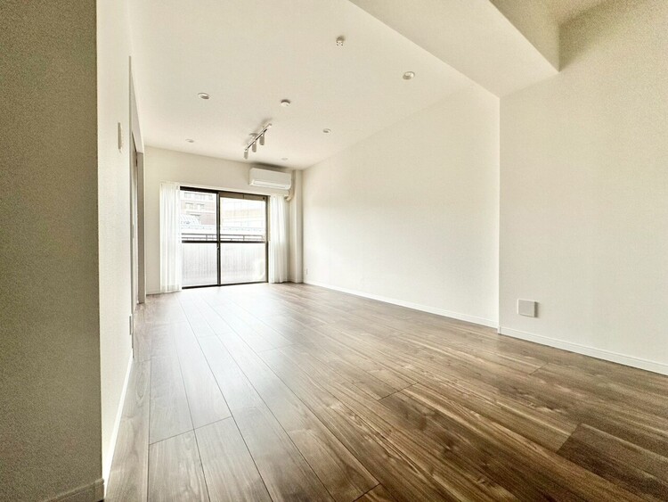 居間 通風・採光に優れ、心地よい光と風が溢れています。