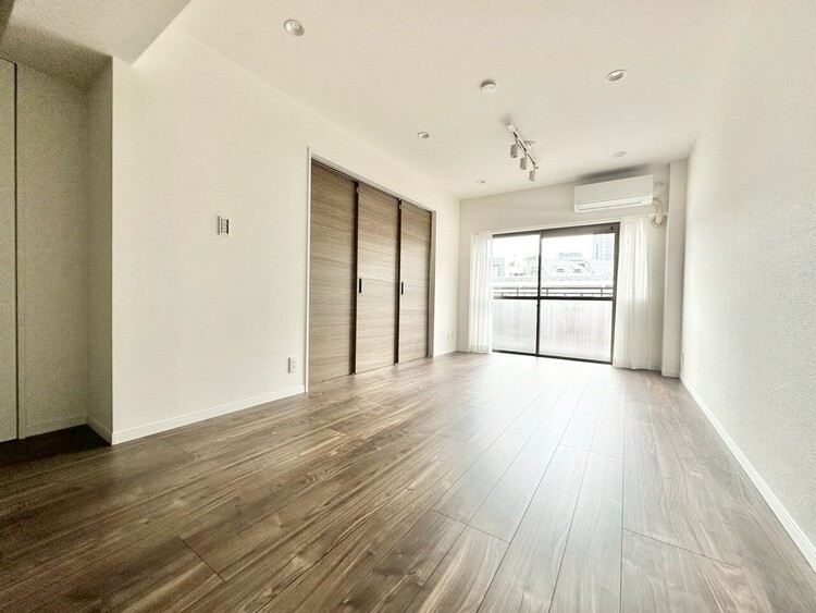 居間 落ち着いた雰囲気に包まれて、伸びやかな空間。