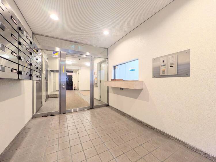 エントランス 綺麗に整備されており、行き届いた管理体制をうかがわせます。