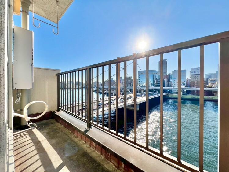 バルコニー 朝の澄んだ空気や、夕方に吹く清々しい風を感じられるバルコニー。