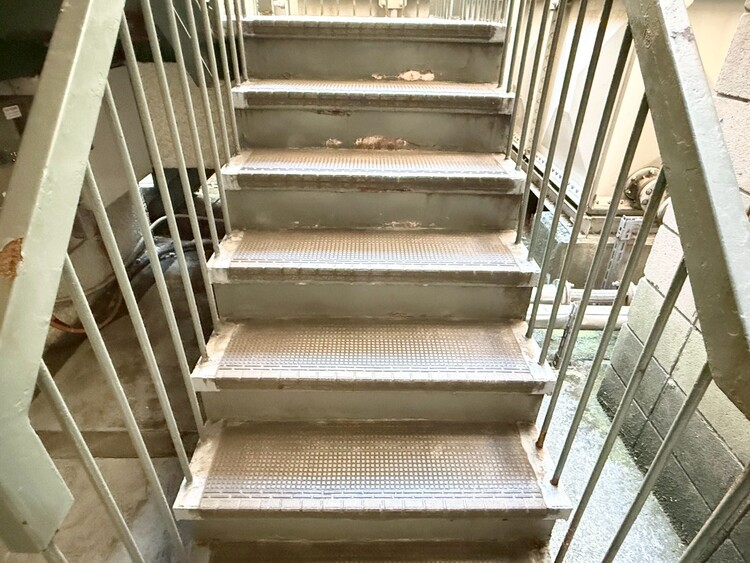 設備 共用部の階段です。明るく清潔に管理されています。