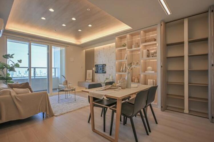 居間 16.4帖のゆったりとしたリビングです。明るさと風が入る窓配置が安らげる空間を演出します。