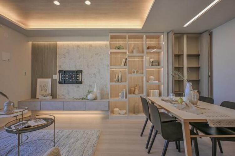 居間 ソファーやダイニングテーブルを置いてもゆとりある16.4帖のＬＤＫ。家族みなさんで寛げる空間をぜひ現地で体感してみてください。