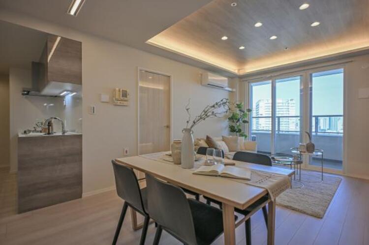 居間 リビングには床暖房付！空気を汚さず、ほこりも舞い上がらないので小さなお子さまがいても安心です。