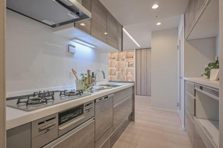 キッチン 広々システムキッチンは2人で立っても窮屈さを感じさせません！お休みの日にご家族みんなでお料理を楽しめます！