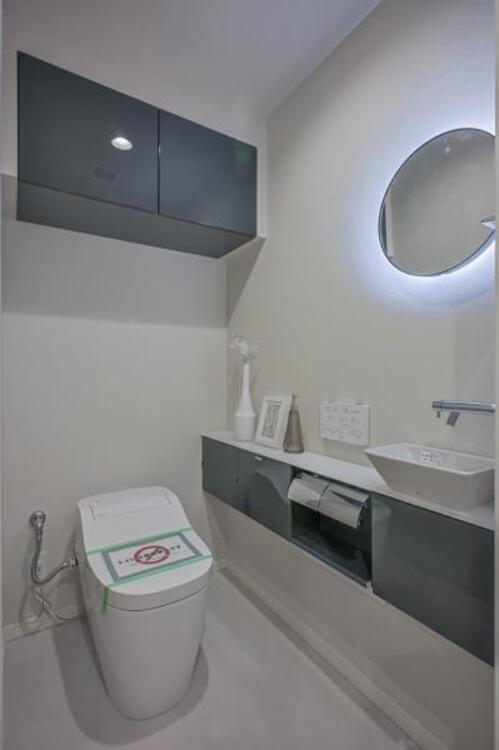 トイレ 清潔感をモチーフにしており広々とした空間を実現しております。ゆったりとした空間を実現し圧迫感は少なくなっています。