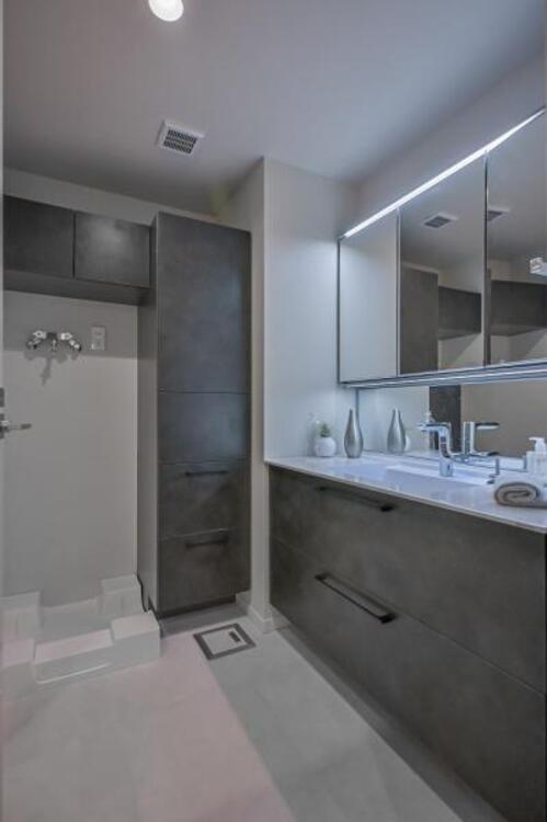 洗面 一日の始まりと終わりは洗面化粧台から。清潔感と機能性を備えたパウダールームです。