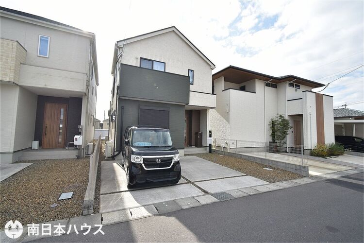 外観 【外観】令和7年1月15日　撮影太陽光発電システム、蓄電池を備えています♪