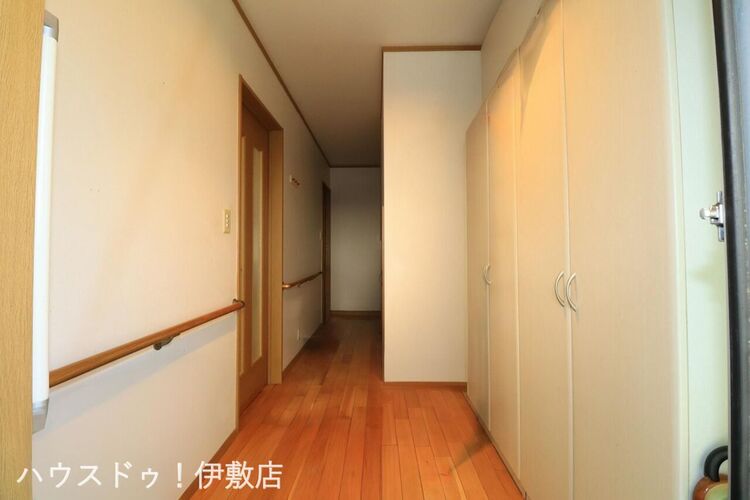 玄関 【玄関】玄関には便利なシューズボックス付！大き目なシューズボックスで家族みんなの靴を収納可能※AIによる家具消し済