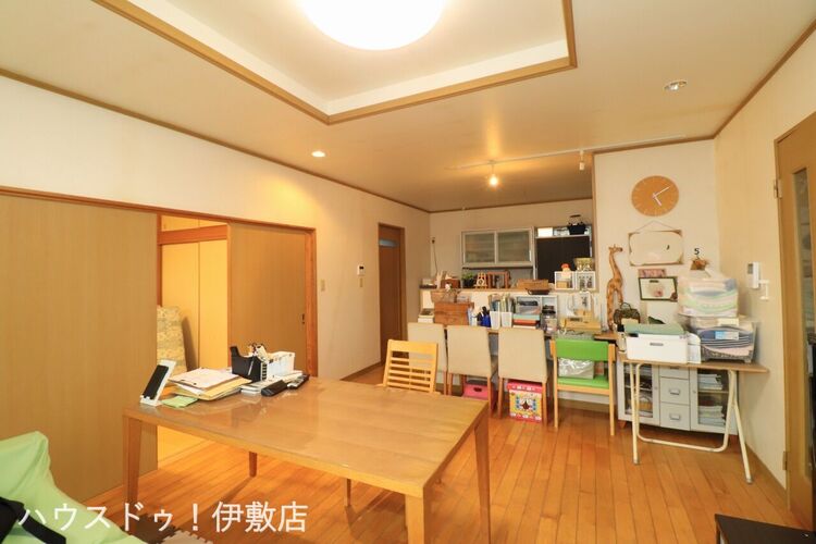 居間 【リビング】リビング14帖と和室6帖の合わせて20帖の広々空間