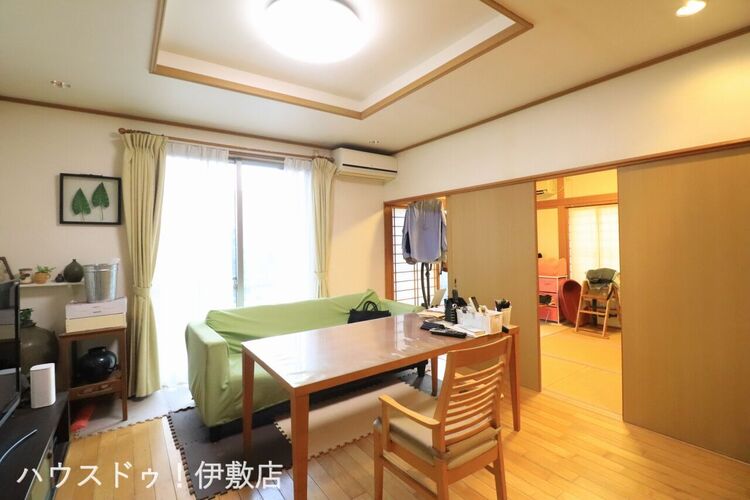 居間 【リビング】南側に掃き出し窓があり、自然光が奥まで入りやすいリビングです