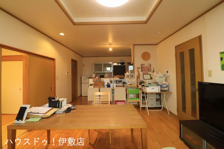 居間 【リビング】売主様居住中の為、内覧の際には事前のご予約が必要となります。詳しくはお問い合わせください。