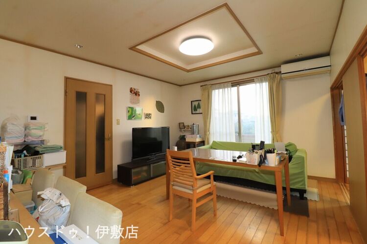 居間 【リビング】居住中の為現在荷物等ありますが、お引き渡しまでに、荷物等は撤去いたします。