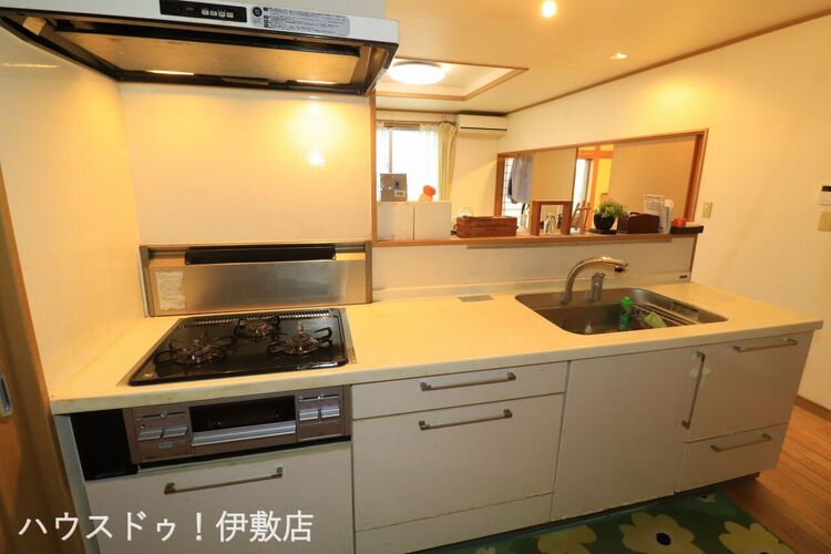 キッチン 【キッチン】カウンターキッチンからリビングが見渡せるので、小さなお子様の様子を見ながら料理ができます