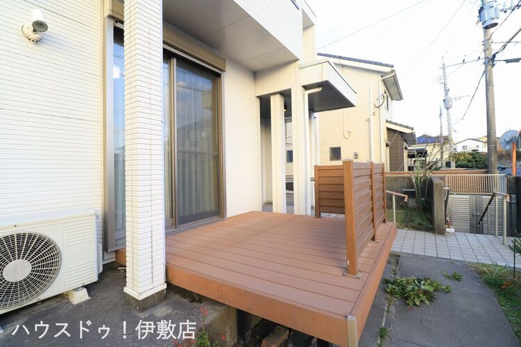 その他 【ウッドデッキ】リビング隣接のウッドデッキで日差しを浴びながらゆっくりと過ごせます