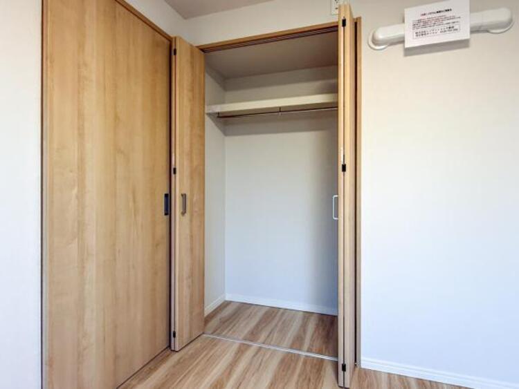 収納 クローゼットには棚やハンガーパイプが付いており、スーツや上着などがスッキリ収納可能です。