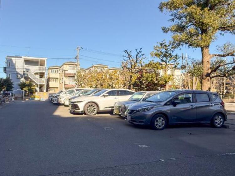 駐車場 敷地内に設けられた駐車スペース。