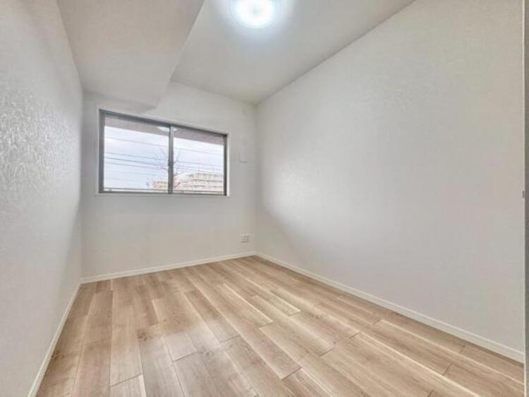 内装 一日の疲れをいやしてくれる主寝室。時を忘れて過ごす場所として過ごせるお部屋です。窓からたっぷりと陽光が注がれる明るい空間は家族の成長に対応できる永住仕様の間取り。