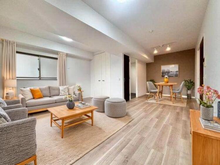 居間 リビング（配置してある家具はCGによるイメージです）お気に入りのソファで一日ゆったりとくつろぐ時間を最優先にする。寝る前のひととき、柔らかな光の下で画集を開きながら静かなときを過ごしたい。そんな自分スタイルをかなえられる空間です。