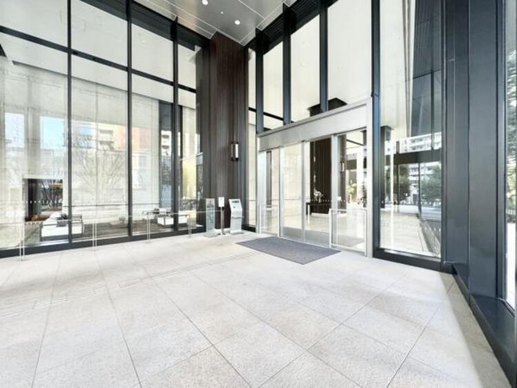 エントランス 管理が行き届いた清潔感のあるエントランス。オートロックや防犯カメラも完備されており、マンションならではの防犯性の高さも住宅選びの大切な要素ですね。