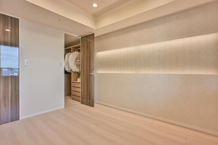 内装 クローゼットは棚やハンガーパイプが付いており、スーツや上着などが収納可能です。ゴルフバッグやスノーボードなど趣味のお荷物も十分収納が可能です。日常で使わないものや食料のストックも可能です。