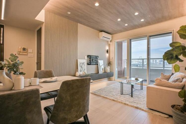 居間 リビングには床暖房付。空気を汚さず、ほこりも舞い上がらないので小さなお子さまがいても安心です。