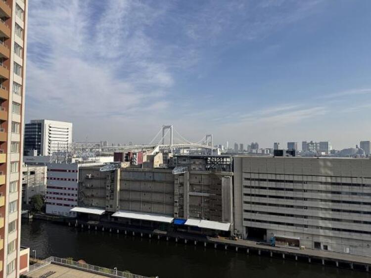 その他 青いキャンパスに描かれた未来。この街に移り住み、この街で過ごす私たちの未来は、きっとこの雲のようにいろいろな形の幸せへと変わり、溢れるほど運んで来てくれることでしょう。