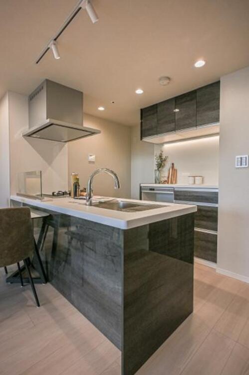 キッチン リビング全体が見渡せる対面式システムキッチン。お子様達がいつもママのそばにいられる安心感も生まれます。食事の用意をしながら家族との会話も弾み笑顔溢れる空間です。