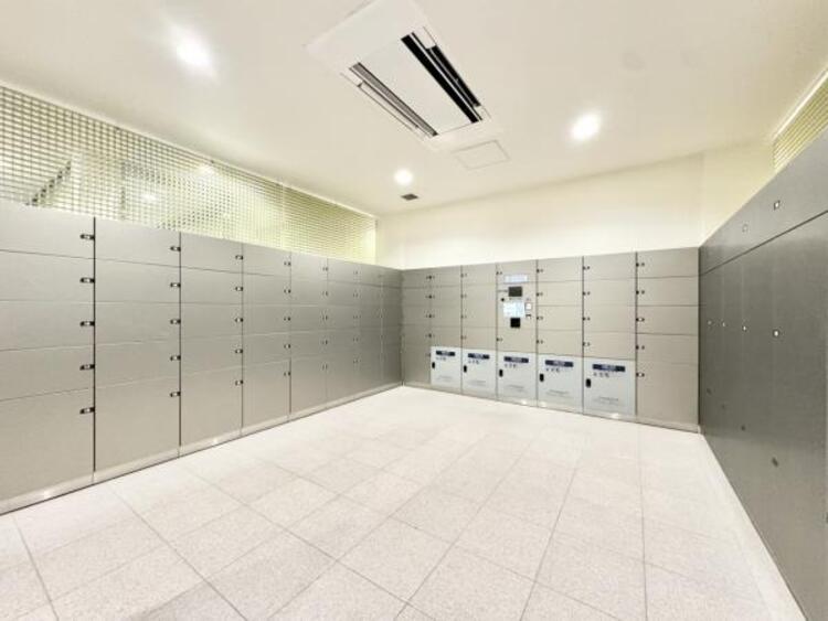 その他 宅配ボックス　ネットショッピングの隆盛により、ますます利用者が増える宅配便。不在時でも荷物を受け取れる宅配ボックスは共働きをはじめ、様々なご家庭に便利です。