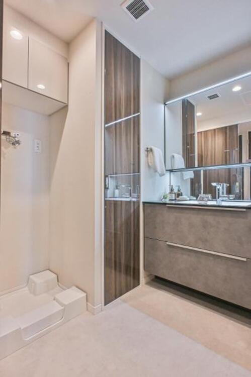 洗面 三面鏡の裏は機能的な収納を配置。コンセントも付いているため電動シェーバーや、電動歯ブラシも収納できます。