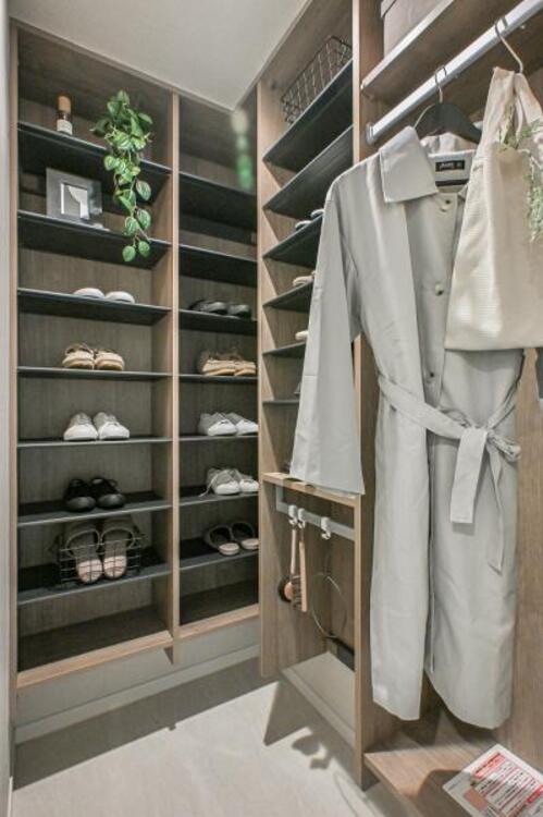 収納 玄関にある大きな収納は、ベビーカーを入れるも良し、お子様の汚れたおもちゃをしまうも良し、パパのゴルフバッグを置くも良し、ママの靴をたくさん置いてもまだまだ余裕たっぷりです。