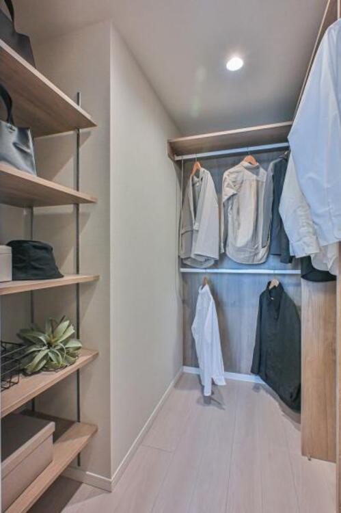 収納 大きなウォークインクローゼットは、ママのたくさんのバッグや、お年頃のお嬢様のお洋服、ご子息様の趣味の道具やパパのビシッとしたスーツをしまってもまだまだ余裕たっぷりです。