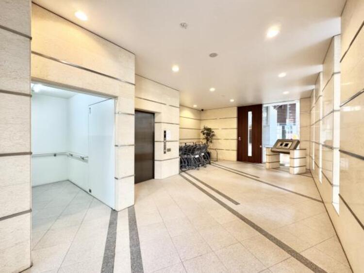 エントランス 管理が行き届いた清潔感のあるエントランス。オートロックや防犯カメラも完備されており、マンションならではの防犯性の高さも住宅選びの大切な要素ですね。