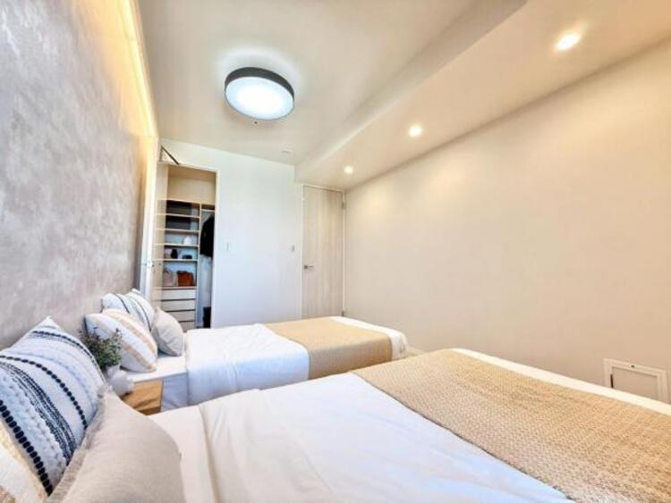 内装 クローゼットは棚やハンガーパイプが付いており、スーツや上着などが収納可能です。ゴルフバッグやスノーボードなど趣味のお荷物も十分収納が可能です。日常で使わないものや食料のストックも可能です。