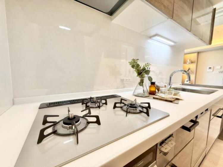 キッチン 焼いたり煮たりと一度にたくさんのお料理を作ることのできる便利な3口コンロがついたシステムキッチンは豊富な収納と食洗機付き。食後の片づけが楽になるからママの自分時間が増えてにこにこ。