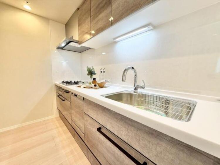 キッチン 広々システムキッチンは2人で立っても窮屈さを感じさせません。お休みの日にご家族みんなでお料理を楽しめます。