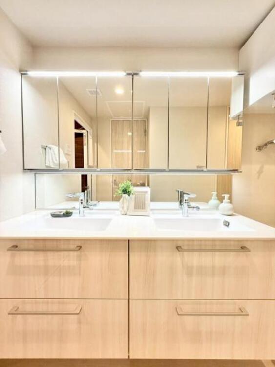 洗面 三面鏡の裏は機能的な収納を配置。コンセントも付いているため電動シェーバーや、電動歯ブラシも収納できます。