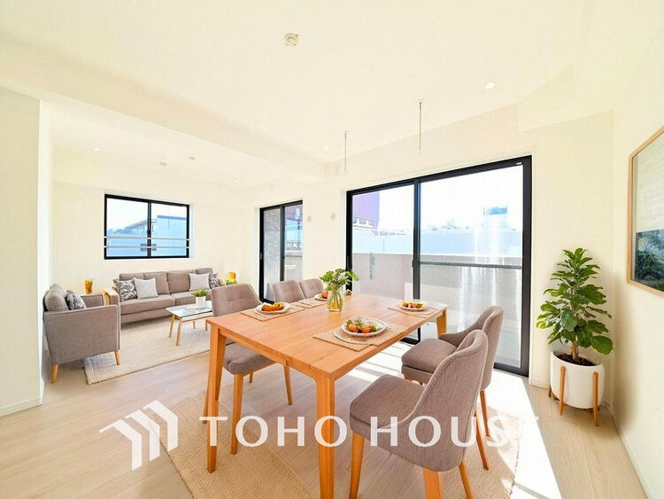 内装 明るいLDKは自然と家族が集まるコミュニケーションの場所に（家具はすべてCGです）