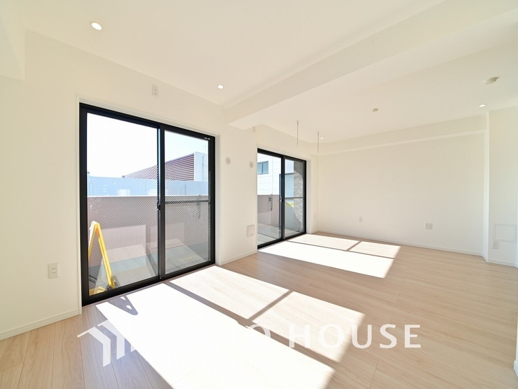 内装 広がりのある住空間、家族が集まるリビング・ダイニング